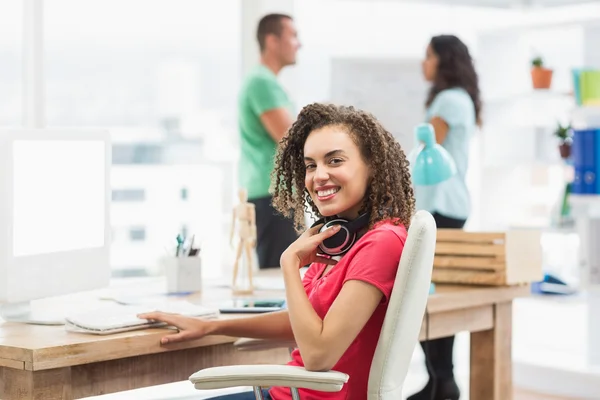 Affärskvinna med dator i office — Stockfoto