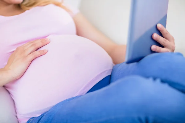 태블릿을 사용 하 여 임신한 여자 — 스톡 사진