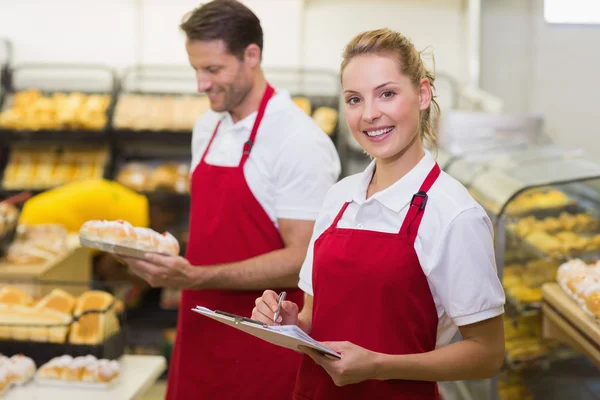 Egy mosolygó baker kollégája portréja — Stock Fotó