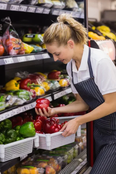 Leende blondin arbetstagaren tar en grönsaker — Stockfoto