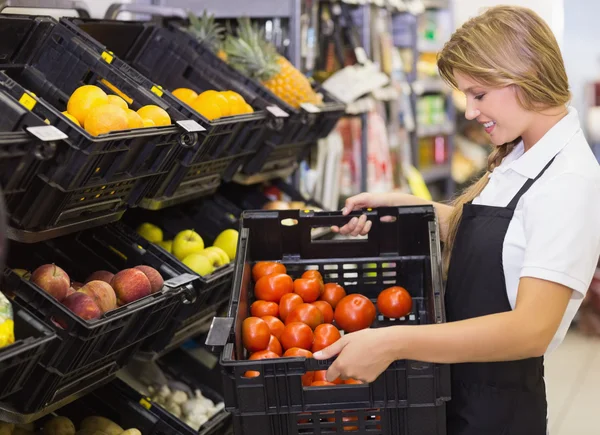 Donna che tiene la scatola con verdure al supermercato — Foto Stock