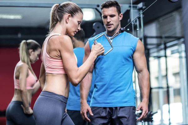 Mujer muscular haciendo ejercicios de tracción — Foto de Stock