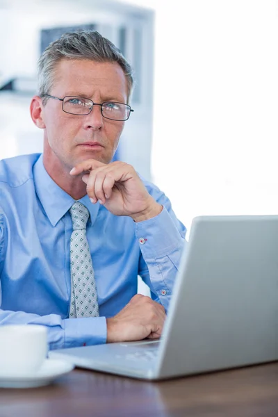 Doordachte zakenman camera kijken — Stockfoto