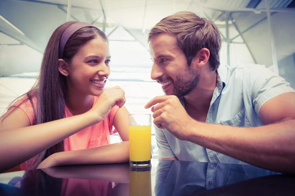 Jovem casal feliz partilha bebida — Fotografia de Stock