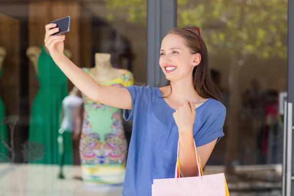 Femme heureuse prenant un selfie — Photo