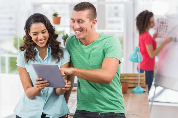 Collega's samen kijken naar tablet pc — Stockfoto