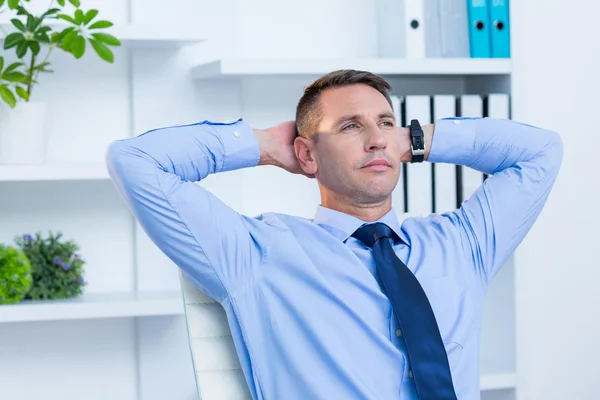 Hombre de negocios serio con las manos detrás de la cabeza —  Fotos de Stock