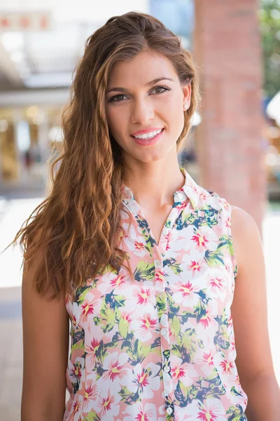 Portret van lachende vrouw dragen blouse met bloemmotief — Stockfoto