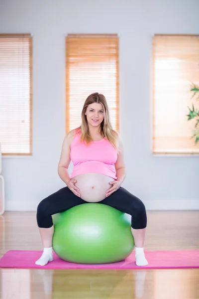 Mulher grávida em bola de exercício — Fotografia de Stock