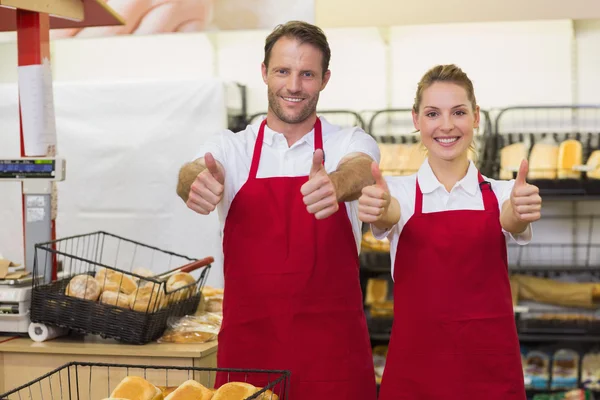 Retrato de panaderos sonrientes con el pulgar hacia arriba — Foto de Stock