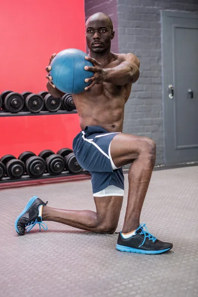 Young bodybuilder doing excercises — Stock Photo, Image