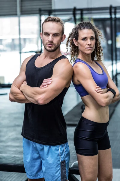 Couple musclé donnant dos à dos — Photo