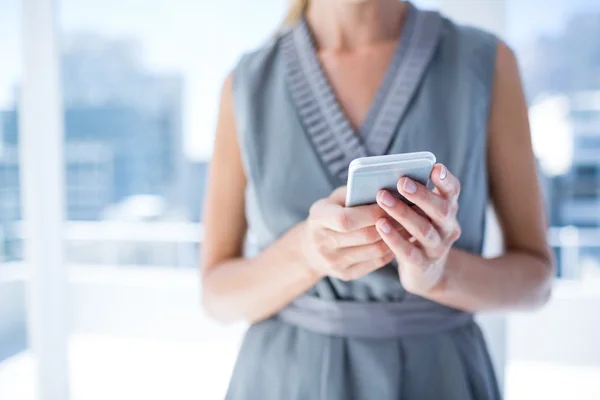 Zakenvrouw houden een telefoon — Stockfoto