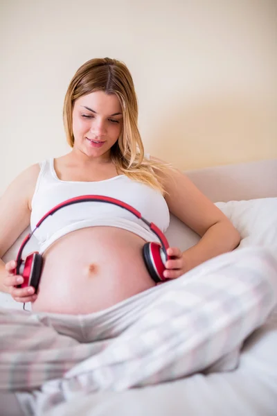 Έγκυος γυναίκα ξεκούραστη στο κρεβάτι — Φωτογραφία Αρχείου