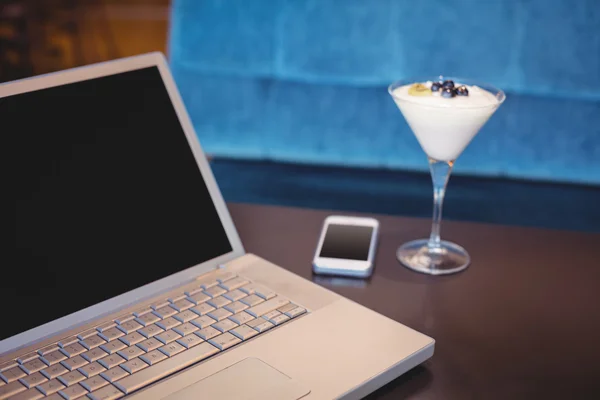 Laptop, smartphone and dessert — Stock Photo, Image