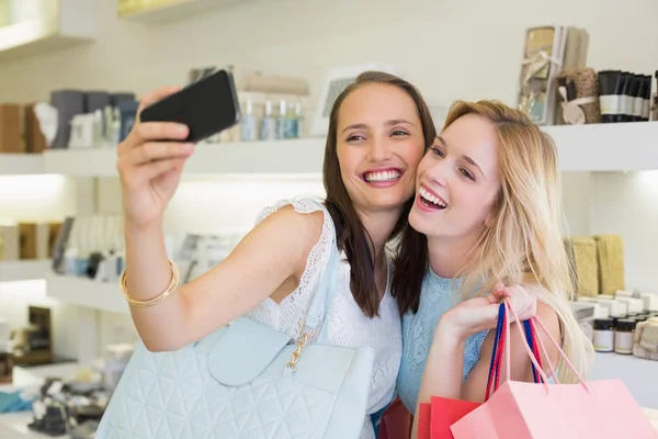 Femmes heureuses amis prenant un selfie — Photo