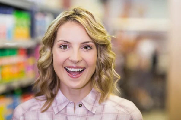 Mulher loira no supermercado — Fotografia de Stock