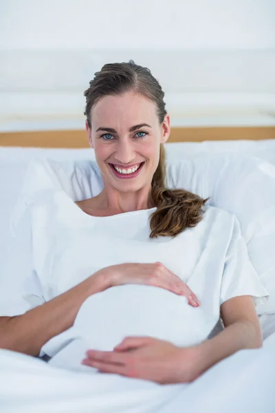 Happy těhotná žena se usmívá na kameru — Stock fotografie