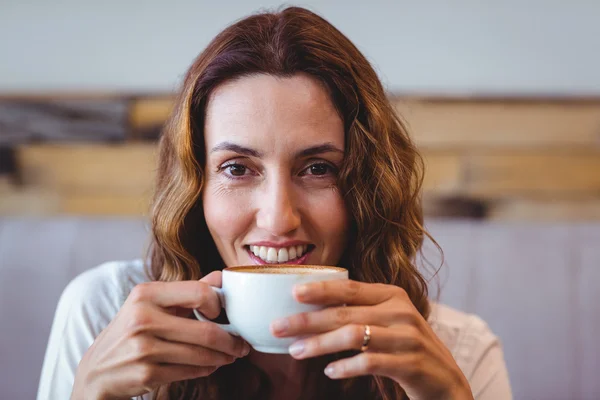 Morena tomando café — Foto de Stock