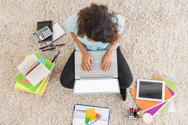 Businesswoman typing on laptop — Stock Photo, Image
