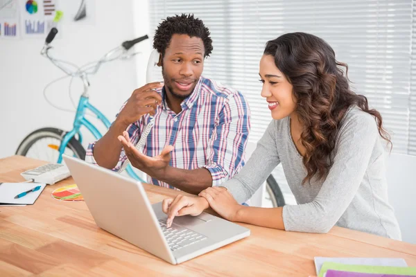 Business people at laptop and telephone — Stock Photo, Image