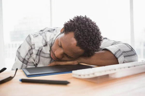 Erschöpfter Geschäftsmann schläft auf Schreibtisch — Stockfoto