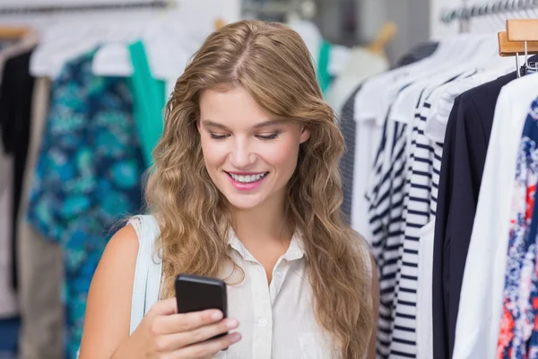 Una bella donna bionda che mostra le sue carte di credito — Foto Stock