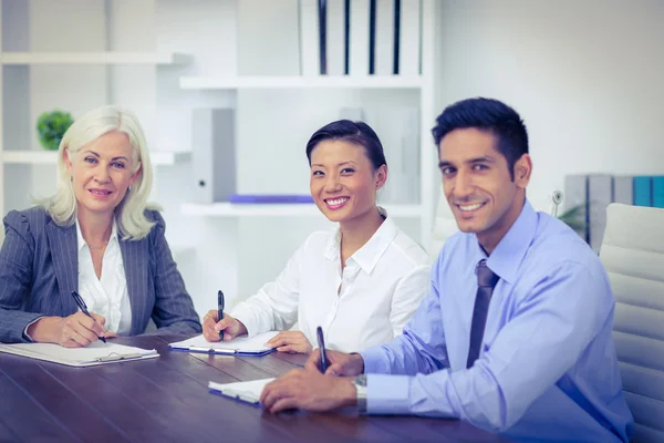 Gente de negocios escribiendo en portapapeles — Foto de Stock