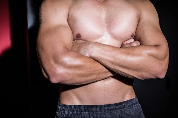 Muskulös man med armarna korsade — Stockfoto