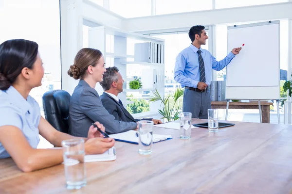Geschäftsleute hören während eines Meetings zu — Stockfoto