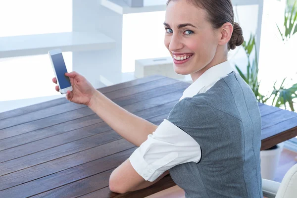 Feliz mujer de negocios usando su teléfono inteligente —  Fotos de Stock