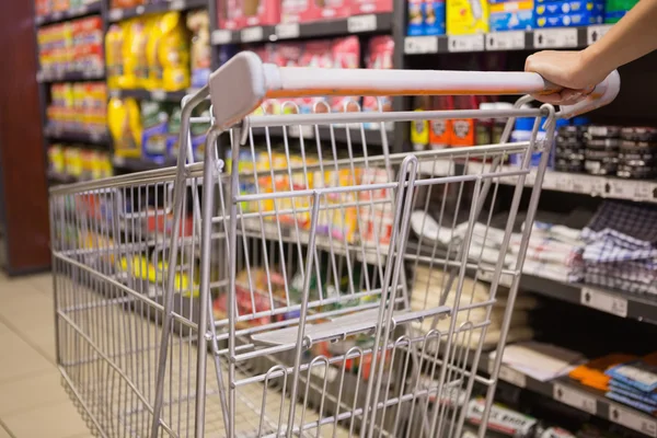 Rückansicht einer Frau, die Trolley schiebt — Stockfoto