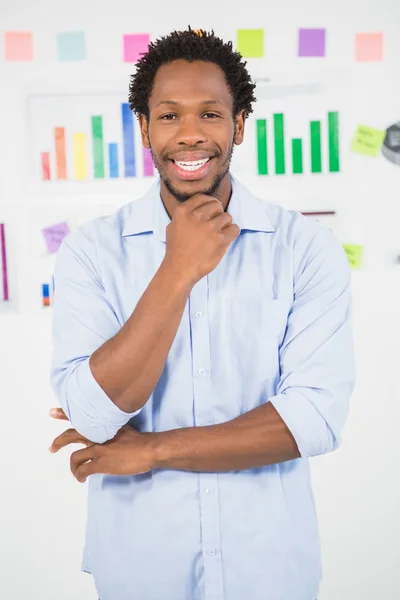 Ein lächelnder junger Geschäftsmann — Stockfoto