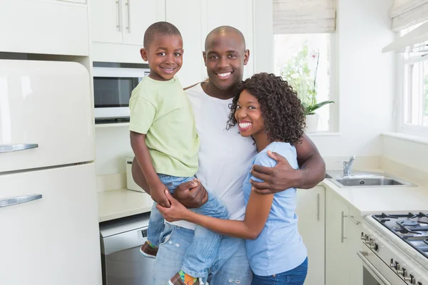 Porträt einer glücklich lächelnden Familie — Stockfoto