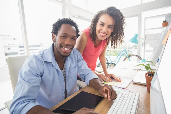 Dos colegas de negocios creativos mirando la cámara —  Fotos de Stock