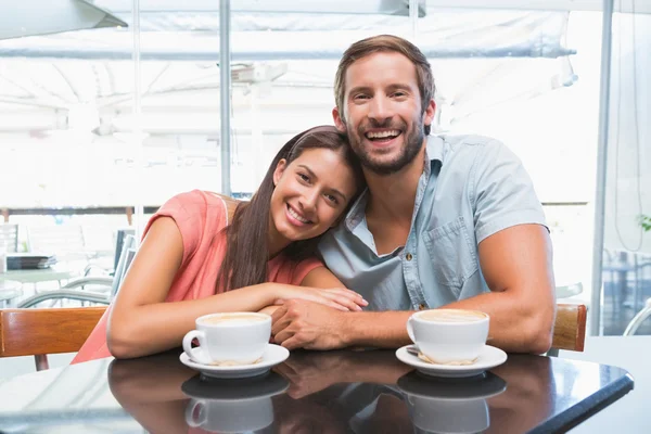 Casal feliz olhando para a câmera — Fotografia de Stock