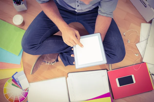 Pengusaha kreatif muda yang mengerjakan tablet — Stok Foto