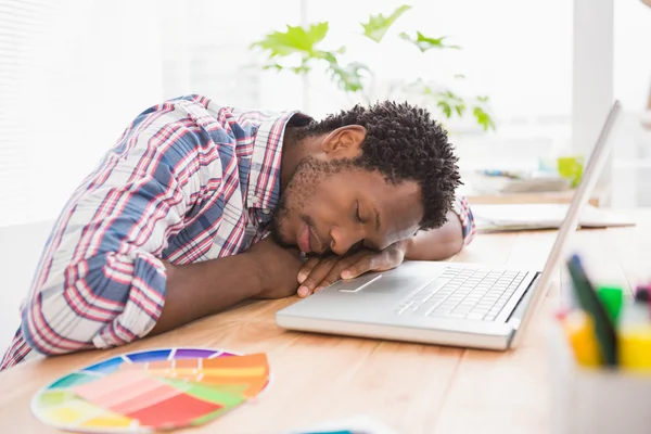 Hombre de negocios durmiendo en frente de la computadora portátil —  Fotos de Stock