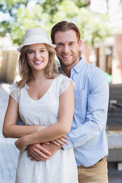 Bonito casal olhando para a câmera — Fotografia de Stock