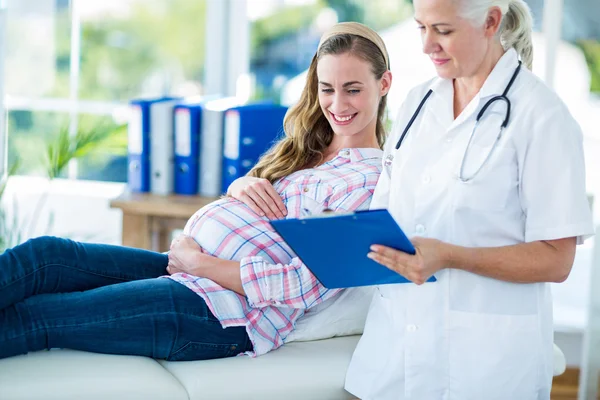 Doctora hablando con una mujer embarazada — Foto de Stock