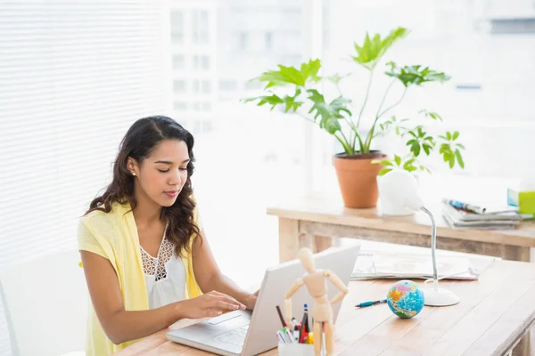 Donna d'affari casuale utilizzando il computer portatile — Foto Stock