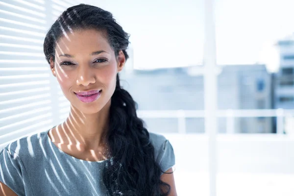 Smiling businesswoman standing in the office — Stock Photo, Image