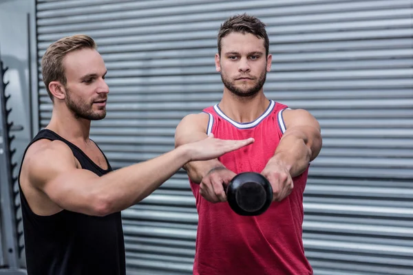 Musclé homme soulevant une cloche de bouilloire — Photo