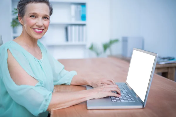 Gülümseyen İş kadını Laptop 'ta çalışıyor — Stok fotoğraf
