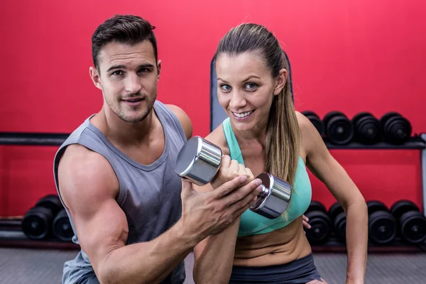 Retrato de duas pessoas musculosas levantando um haltere — Fotografia de Stock