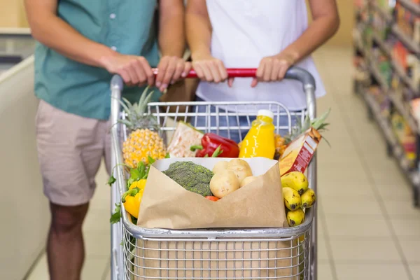 Casal brilhante comprando produtos alimentares — Fotografia de Stock