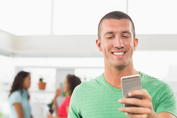 Casual zakenman van het tekstoverseinen in office — Stockfoto