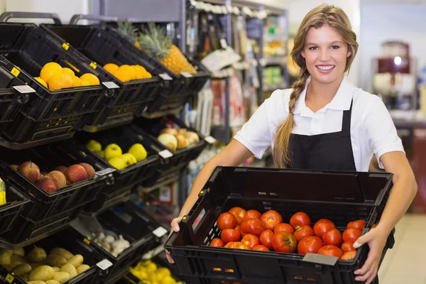 Γυναίκα που κρατά το κουτί με τα λαχανικά στο σούπερ μάρκετ — Φωτογραφία Αρχείου