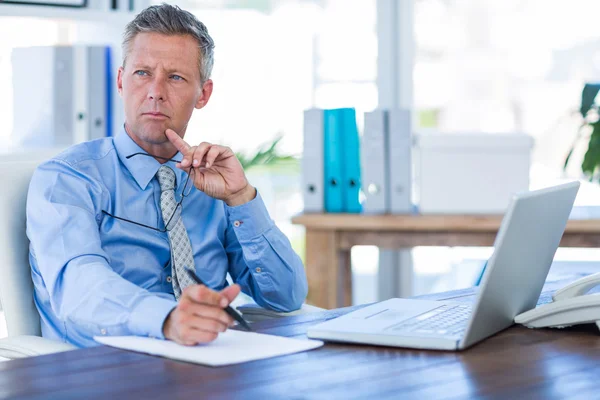 Pensativo hombre de negocios mirando hacia otro lado — Foto de Stock