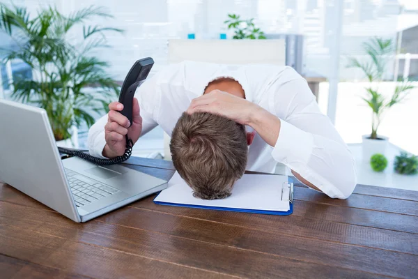 Irriterad affärsman innehar en mark linje telefon — Stockfoto